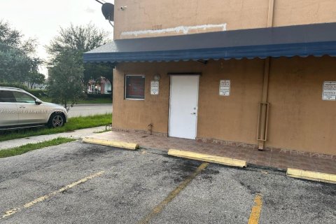 Commercial property in Hialeah, Florida № 1370929 - photo 1