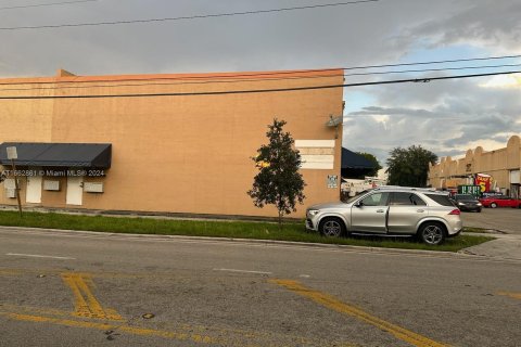 Propiedad comercial en venta en Hialeah, Florida № 1370929 - foto 3