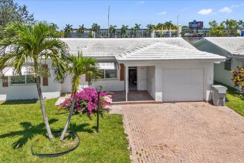 Casa en venta en Pompano Beach, Florida, 2 dormitorios, 115.94 m2 № 1206503 - foto 1