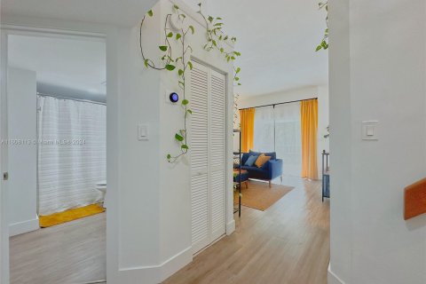 Copropriété à vendre à Miami, Floride: 2 chambres, 121.89 m2 № 1398082 - photo 2