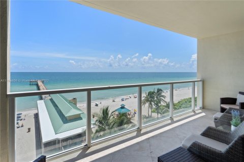 Condo in Sunny Isles Beach, Florida, 2 bedrooms  № 6709 - photo 1