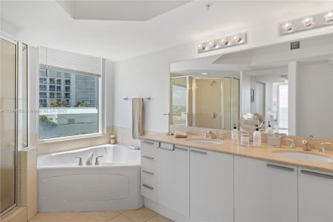 Condo in Sunny Isles Beach, Florida, 2 bedrooms  № 6709 - photo 17