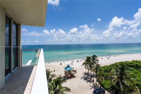 Condo in Sunny Isles Beach, Florida, 2 bedrooms  № 6709 - photo 2