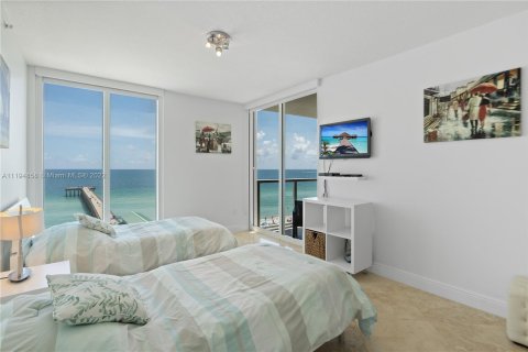 Condo in Sunny Isles Beach, Florida, 2 bedrooms  № 6709 - photo 11