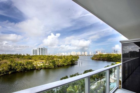 Condo in North Miami Beach, Florida, 2 bedrooms  № 1236175 - photo 25