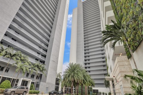 Condo in North Miami Beach, Florida, 2 bedrooms  № 1236175 - photo 1