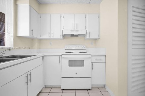 Condo in Hialeah, Florida, 3 bedrooms  № 1386245 - photo 6