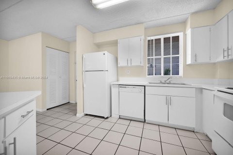 Condo in Hialeah, Florida, 3 bedrooms  № 1386245 - photo 10