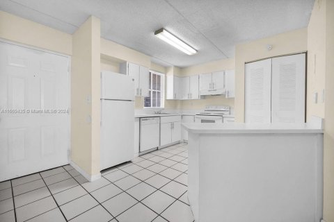 Condo in Hialeah, Florida, 3 bedrooms  № 1386245 - photo 5