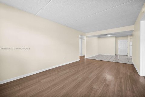 Condo in Hialeah, Florida, 3 bedrooms  № 1386245 - photo 14