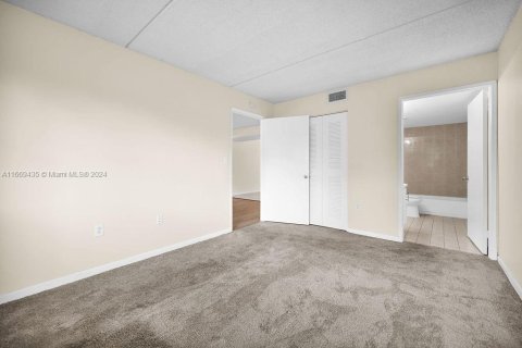 Condo in Hialeah, Florida, 3 bedrooms  № 1386245 - photo 18