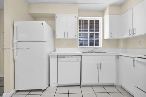 Condo in Hialeah, Florida, 3 bedrooms  № 1386245 - photo 9