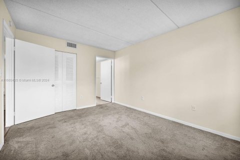 Copropriété à vendre à Hialeah, Floride: 3 chambres, 116.59 m2 № 1386245 - photo 17