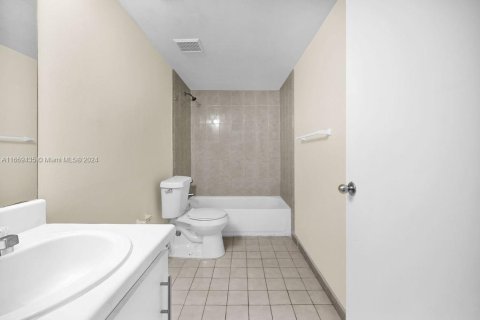 Condo in Hialeah, Florida, 3 bedrooms  № 1386245 - photo 19