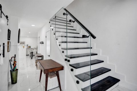 Townhouse in North Miami Beach, Florida 3 bedrooms, 138.05 sq.m. № 1386242 - photo 4