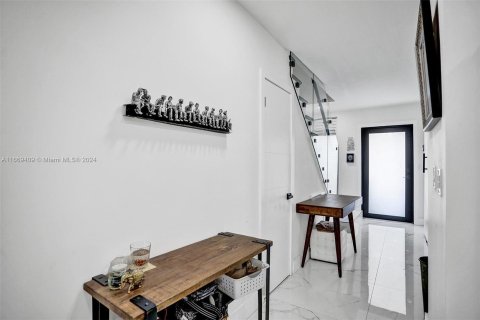 Townhouse in North Miami Beach, Florida 3 bedrooms, 138.05 sq.m. № 1386242 - photo 6