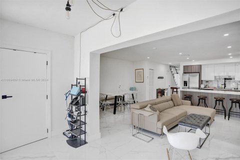 Townhouse in North Miami Beach, Florida 3 bedrooms, 138.05 sq.m. № 1386242 - photo 7