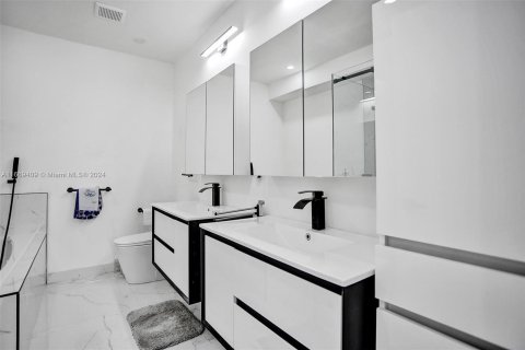 Townhouse in North Miami Beach, Florida 3 bedrooms, 138.05 sq.m. № 1386242 - photo 25