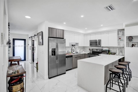 Townhouse in North Miami Beach, Florida 3 bedrooms, 138.05 sq.m. № 1386242 - photo 8