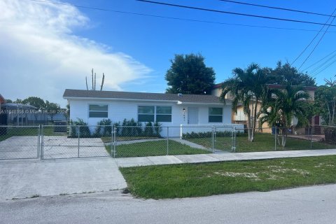 Casa en venta en Miami Gardens, Florida, 3 dormitorios, 152.36 m2 № 1316554 - foto 2