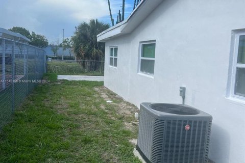 House in Miami Gardens, Florida 3 bedrooms, 152.36 sq.m. № 1316554 - photo 17