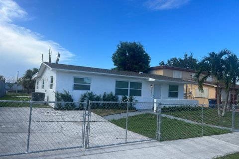 Casa en venta en Miami Gardens, Florida, 3 dormitorios, 152.36 m2 № 1316554 - foto 3