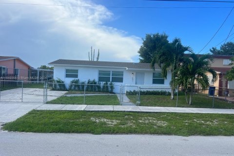 Casa en venta en Miami Gardens, Florida, 3 dormitorios, 152.36 m2 № 1316554 - foto 1