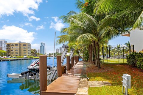 Casa en venta en Hallandale Beach, Florida, 6 dormitorios, 619.38 m2 № 1280925 - foto 22