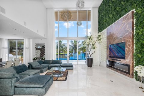 Villa ou maison à vendre à Hallandale Beach, Floride: 6 chambres, 619.38 m2 № 1280925 - photo 2