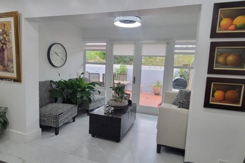 Townhouse in Miami, Florida 3 bedrooms, 166.67 sq.m. № 1116100 - photo 15