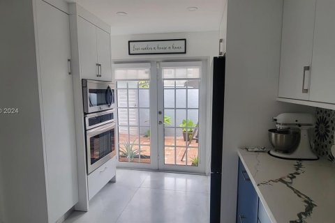 Adosado en venta en Miami, Florida, 3 dormitorios, 166.67 m2 № 1116100 - foto 8