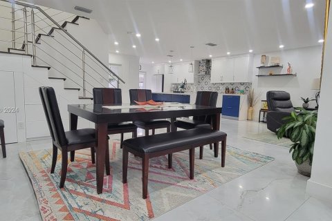 Adosado en venta en Miami, Florida, 3 dormitorios, 166.67 m2 № 1116100 - foto 9