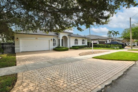 Villa ou maison à vendre à Hialeah, Floride: 4 chambres, 196.49 m2 № 1406372 - photo 9