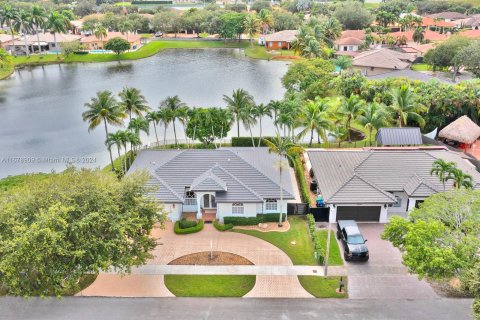 Villa ou maison à vendre à Hialeah, Floride: 4 chambres, 196.49 m2 № 1406372 - photo 2