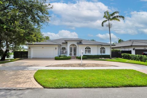 House in Hialeah, Florida 4 bedrooms, 196.49 sq.m. № 1406372 - photo 1