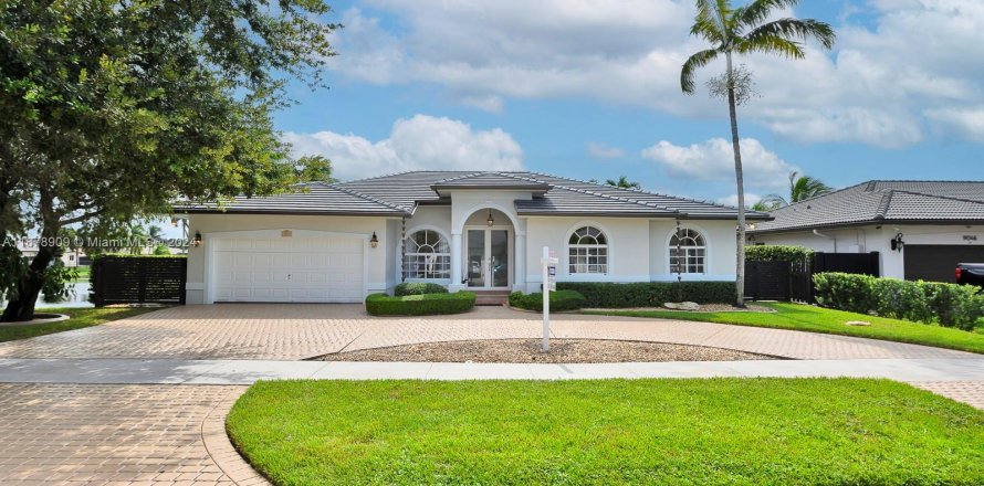 Villa ou maison à Hialeah, Floride 4 chambres, 196.49 m2 № 1406372