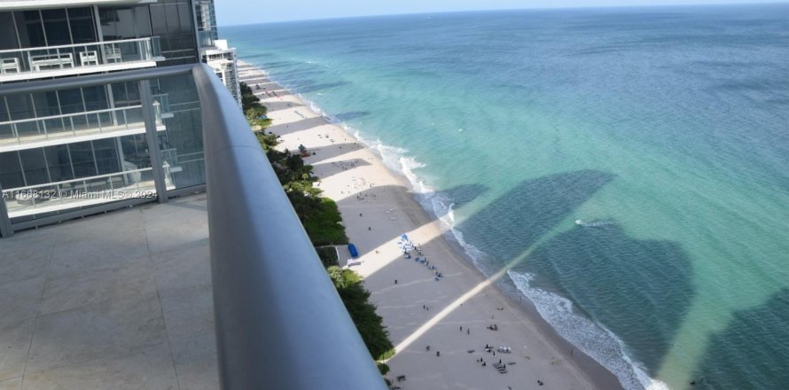 Condo in Sunny Isles Beach, Florida, 4 bedrooms  № 1384236