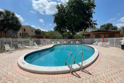 Condo in Tamarac, Florida, 2 bedrooms  № 1183706 - photo 2