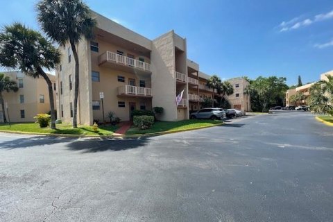 Condo in Tamarac, Florida, 2 bedrooms  № 1183706 - photo 1