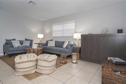 Villa ou maison à louer à Dania Beach, Floride: 2 chambres, 111.48 m2 № 632298 - photo 2