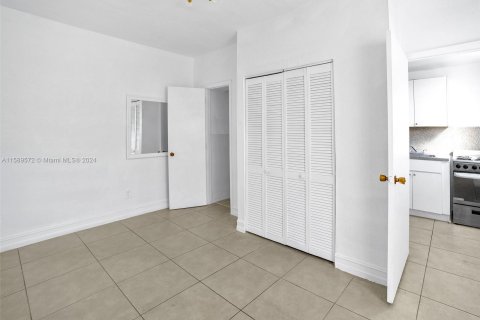 Commercial property in Hialeah, Florida № 1178826 - photo 11