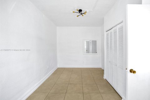 Commercial property in Hialeah, Florida № 1178826 - photo 13