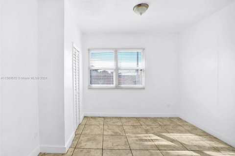 Propiedad comercial en venta en Hialeah, Florida № 1178826 - foto 9