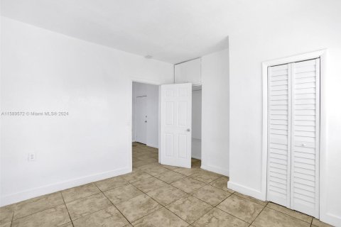 Propiedad comercial en venta en Hialeah, Florida № 1178826 - foto 10