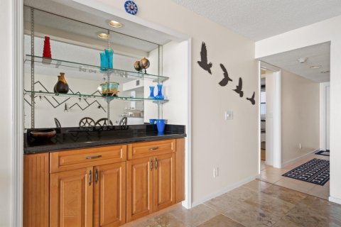 Condo in Hutchinson Island South, Florida, 2 bedrooms  № 1081672 - photo 23