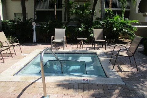 Condo in West Palm Beach, Florida, 2 bedrooms  № 1103255 - photo 1