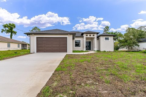 House in Lehigh Acres, Florida 3 bedrooms, 154.87 sq.m. № 1399520 - photo 1