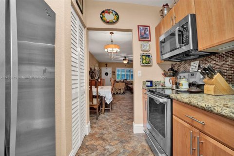 Copropriété à vendre à Bay Harbor Islands, Floride: 2 chambres, 99.22 m2 № 845936 - photo 13