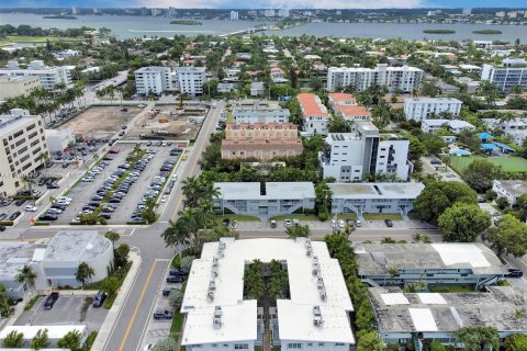 Copropriété à vendre à Bay Harbor Islands, Floride: 2 chambres, 99.22 m2 № 845936 - photo 1