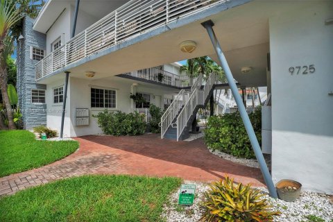 Copropriété à vendre à Bay Harbor Islands, Floride: 2 chambres, 99.22 m2 № 845936 - photo 2